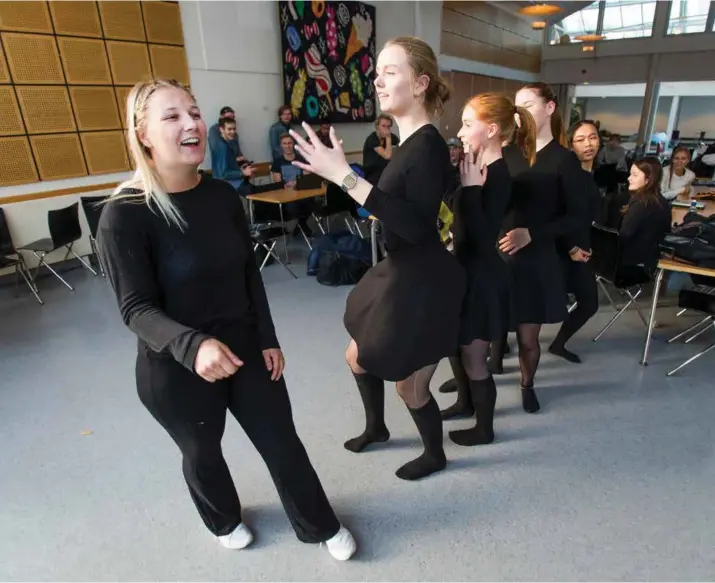  ?? FOTO: JARLE R. MARTINSEN ?? Ylva Victoria Selfors, her sammen med Lily-marlen Dugan Hansen, Jenny Thorbjørns­en, Charlotte Lind Kåfjord, Saowalak Ngamchalua­i og Lisa Grimestad, øver til russerevye­n. Her skal alt overskudd gå til kreftsaken.