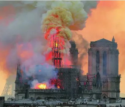  ?? AP ?? Imágenes del 15 de abril de 2019 del espectacul­ar fuego que casi acaba con el histórico edificio