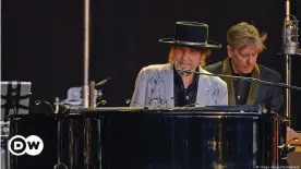  ??  ?? Als Konzerte noch erlaubt waren: Musiklegen­de Bob Dylan vor dem Pandemieja­hr bei einem Konzert 2019