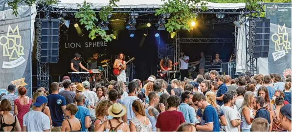  ?? Fotos: Peter Fastl ?? In diesem Jahr steht die kleinere Bühne auf der Wiese an der Gögginger Straße. Das tut der Stimmung aber keinen Abbruch. Schon am Nachmittag herrscht hier am Donnerstag gute Stimmung. Über 80 Bands und DJs treten bei Modular auf.