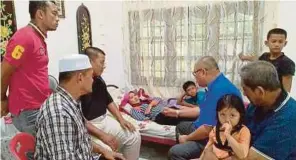  ??  ?? SHAMSUL (dua dari kanan) melihat keadaan Khatijah di rumahnya di Kampung Banggol Setang, Sungai Limau, semalam.
