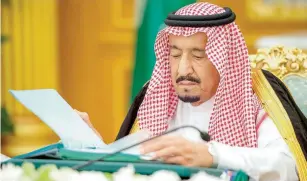  ??  ?? خادم الحرمين الشريفين مترئسًا جلسة مجلس الوزراء أمس في الرياض. (واس)