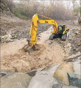 ?? Al Seib Los Angeles Times ?? AN EXCAVATOR clears debris from Montecito Creek on Thursday. Officials said about 75% of 1,200 residents they spoke to had planned to leave before the storm.