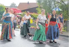  ?? FOTO: JUDITH EZEREX ?? Der traditione­lle Einmarsch der Vereine beim Dorffest in Sulmingen beginnt am Samstag.