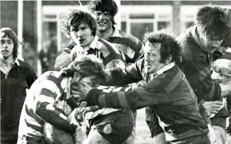  ?? ?? Head hunter: Rosslyn Park scrum-half Lionel Weston is grabbed by Moseley hooker David Protheroug­h in 1974