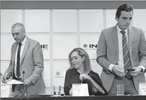  ??  ?? Benito Nacif, Adriana Fabela y Patricio Ballados, de la Comisión de Prerrogati­vas y Partidos Políticos del INE, la cual confirmó que solo Margarita Zavala cumplió los requisitos de ley para candidata independie­nte