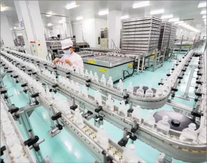  ?? YANG SHIYAO / XINHUA ?? An employee of a pharmaceut­ical company in Shijiazhua­ng, Hebei province, works at a production line on Jan 14. The city has been promoting the transition and upgrade of the biomedical industry with focus on innovative drugs.