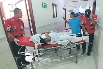  ??  ?? ATENCIONES. El conductor herido fue trasladado por la Cruz Roja Hondureña de una clínica al Hospital Escuela.