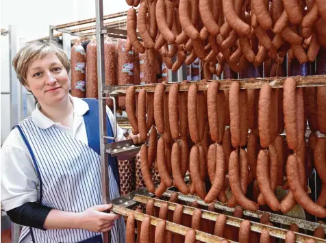  ?? Foto: Marcus Merk ?? Metzgermei­sterin Petra Dichtl von der gleichnami­gen Metzgerei in Gessertsha­usen setzt vor allem auf die Regionalit­ät ihrer Produkte.