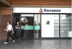  ??  ?? View of a Banesco bank office facade in Caracas. Venezuela has arrested the president of Banesco, the country’s leading private bank, along with 10 top executives on suspicion of ‘attacks’ on the local currency, the country’s top prosecutor said. — AFP...