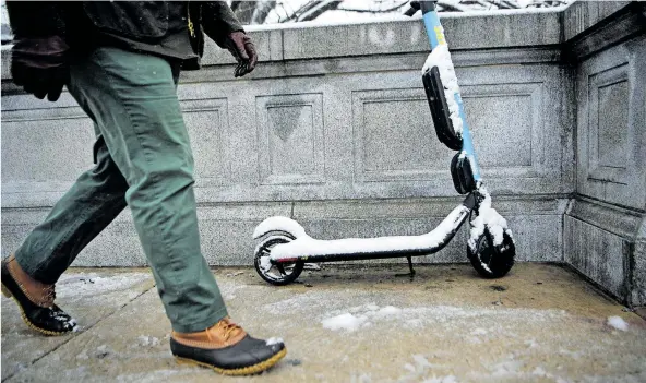  ?? [ AFP ] ?? Scooter als Gefahr besonders im Winter und (abgestellt) als Ärgernis auf den Straßen, Plätzen und Gehsteigen?