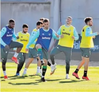  ?? J.M. SERRANO ?? Varios jugadores del Betis, durante el entrenamie­nto de ayer