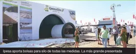  ??  ?? Ipesa aporta bolsas para silo de todas las medidas. La más grande presentada este año es de 12 pies.