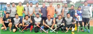  ??  ?? PASUKAN Hoki Tenggara bersama tiga pegawai Unit Sukan JPN Sabah iaitu Jauhan Awi (tiga kiri), Abd Rahman (tengah) dan Pg Johari (enam kanan).