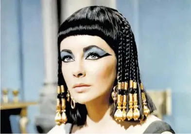  ??  ?? Liz Taylor en un fotograma de la película ‘Cleopatra’ (1963), de Joseph L. Mankiewicz.