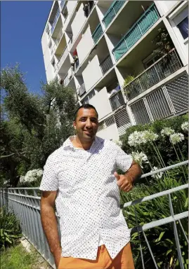  ?? (Photo Patrice Lapoirie) ?? Noré Mezouar, souriant devant l’immeuble de son enfance à Sainte-Jeanne.