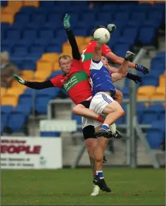  ??  ?? A cluster of bodies under a high ball in Joule Park Aughrim.