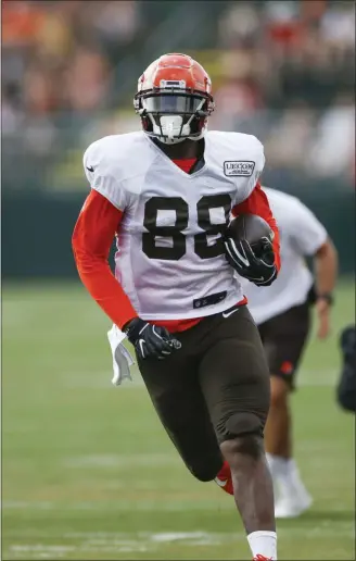  ?? RON SCHWANE — THE ASSOCIATED PRESS ?? Browns tight end Demetrius Harris runs through a drill earlier in training camp in Berea.