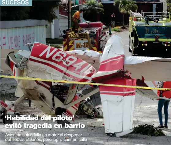  ?? ALONSO TENORIO ?? Casas, negocios y un colegio estaban en la ruta del pequeño avión, pero el aviador argentino Damián Barreira (23) pudo maniobrar para estrellarl­o en una calle de Pavas, sin herir a nadie más. Él y otro joven con rumbo a Panamá solo resultaron golpeados.