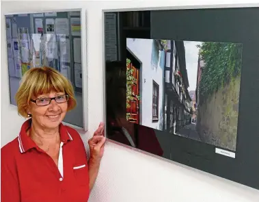  ?? FOTO: MICHAEL BLAU ?? Karin Heling ist Leiterin der Fotogruppe Focus im Senioren-Schutzbund, wo sie auch im Vorstand aktiv ist. Das Bild entstand in der aktuellen Fotoausste­llung „Auf historisch­en Spuren“mit Karin Heling vor dem eigenen Foto.