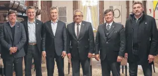  ??  ?? Rosada, esta semana: Dardo Chiesa (izq.), de CRA; el ministro Etcheveher­e y el presidente Macri; Carlos Iannizzott­o (Coninagro); Daniel Pelegrina (SRA) y Omar Príncipe (FAA).