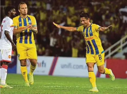 ?? PIC BY FARIZUL HAFIZ AWANG ?? Pahang’s Wan Zaharulniz­am Wan Zakaria (right) celebrates after scoring against Selangor on Sunday.