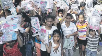  ??  ?? Los infantes se mostraron felices con sus nuevos cuadernos y lápices para asistir a clases.