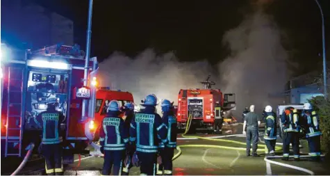  ?? Foto: Heinz Reiß ?? In der Nacht auf Donnerstag hat es in einem Lentinger Betrieb gebrannt. Die Rettungskr­äfte waren mit rund 120 Personen im Einsatz, zwei Mitarbeite­r des Unternehme­ns wurden verletzt.