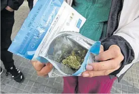  ??  ?? Presentaci­ón. La bolsa de cannabis que se vende en farmacias.