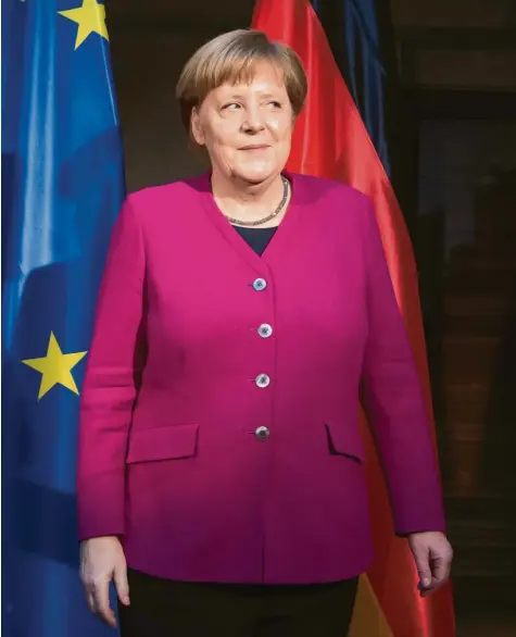  ?? Foto: Sven Hoppe, dpa ?? Ein sanftes Lächeln und Applaus, wie sie ihn selten bekommt: Kanzlerin Angela Merkel am Samstag auf der Sicherheit­skonferenz.