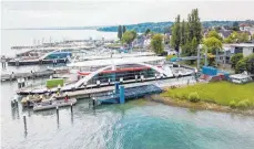  ??  ?? Die neue Gasfähre liegt unfertig im Hafen in Konstanz-Staad.