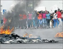  ?? PHOTO: VELI NHLAPO ?? Employees and students at the Central Johannesbu­rg College in Alexandra barricade streets in the township, preventing registrati­on of students from taking place.