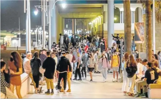  ?? JESÚS MARÍN ?? Concentrac­ión de jóvenes en el Paseo Marítimo en la noche del sábado.