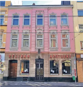  ?? RP-FOTO: SEMIHA ÜNLÜ ?? Die Pelikan-Apotheke an der Martinstra­ße 4 hat sich seit ihrer Eröffnung 1881 kaum verändert, die Apothekenb­etriebsord­nung aber schon. Wegen der drei Stufen am Eingang darf die Apotheke nicht eröffnet werden.