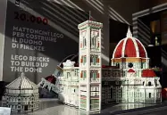  ??  ?? Tappe Il Duomo formato Lego durante la costruzion­e: il modellino di 150 per 60 per 65 centimetri, è stato progettato da un ragazzo pugliese di 17 anni, Giacinto Consiglio e montato ieri al Museo dell’Opera del Duomo di fronte al pubblico