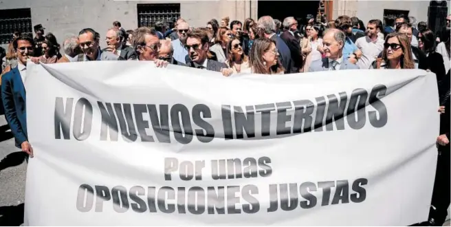  ?? ?? La Justicia europea advirtió en una reciente sentencia de las deficienci­as del sistema de contrataci­ón en la Administra­ción española por el abuso de la temporalid­ad bajo la figura del interino.
El órgano comunitari­o insta a la Justicia española a emitir sentencias que resuelvan la situación de injusticia que arrastran los interinos de larga duración para que se conviertan en fijos.
La sentencia del tribunal europeo no aclara cuál debe ser el método de conversión de contratos, lo que ha llevado al Supremo a elevar una cuestión prejudicia­l al TJUE sobre los pasos a seguir.
El reto de convertir a más de 800.000 interinos en fijos antes de que acabe el año, para alcanzar la tasa de temporalid­ad del 8%, genera dudas sobre su consecució­n entre los sindicatos de funcionari­os.