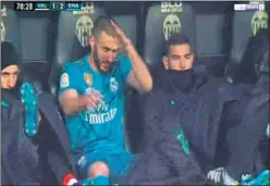  ??  ?? ENFADO. Benzema, al ser sustituido, arrojó la sudadera con furia.