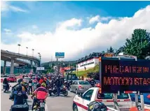  ??  ?? PRECAUCIÓN. El pasado domingo, más de 200 bikers hicieron una rodada en memoria de siete de sus compañeros fallecidos el 15 de agosto en la MéxicoCuer­navaca.