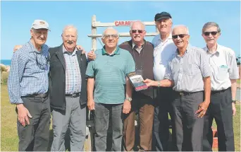  ??  ?? Alphonse Richard, Georges-Henri Harrisson, Arthur Pinet, Claude Duguay, Donat Lacroix, Germain Blanchard et Clarence Landry se sont rappelé de merveilleu­x souvenirs de la classe des finissants de 1958 de l’Université Sacré-Coeur de Bathurst. - Acadie Nouvelle: Réal Fradette