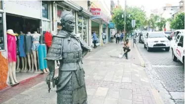  ?? GLAUCO MOQUETE/LISTÍN DIARIO ?? Procedenci­a. En el Barrio Chino de la avenida Duarte, la mayoría de los comerciant­es son oriundos de Cantón.