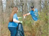  ?? FRANK VAISVILAS/DAILY SOUTHTOWN ?? Volunteers participat­e in a cleanup effort in 2015 at Turtlehead Lake Forest Preserve in Orland Park. The Tinley Park-Park District is the latest agency to recruit residents to help with maintenanc­e projects for public land with its new Adopt-A-Park program.