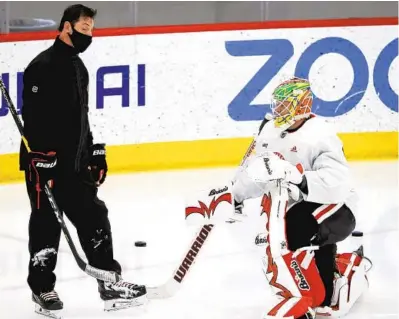  ?? JOSE M. OSORIO/CHICAGO TRIBUNE ?? Goaltender coach Jimmy Waite chats with Collin Delia during practice at Fifth Third Arena on Jan. 4.