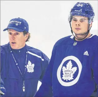  ?? CP PHOTO ?? Toronto Maple Leafs coach Mike Babcock, left, explains a drill to Auston Matthews during training camp in Niagara Falls, Ont., on Sept. 16.