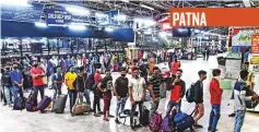  ?? PTI ?? PATNA
■ Migrants arriving from Maharashtr­a stand in a queue at Patna Junction to undergo Covid-19 testing, in Bihar, yesterday.