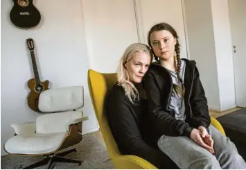  ?? Foto: Malin Hoelstad, Svenska Dagbladet/Imago Images ?? Lange war die Mutter das berühmte Gesicht der Familie: Opernsänge­rin Malena Ernman mit ihrer Tochter Greta Thunberg im April 2018, bevor die junge Schwedin zur berühmten Aktivistin wurde.