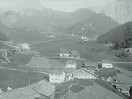  ??  ?? Le foto in mostra a Selva di Val Gardena. L’autore è anonimo, la committent­e fu una ricca signora gardenese Volti e paesaggio