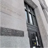  ?? B A R R Y G R AY H A M I LTO N S P E C TATO R F I L E P H OTO ?? On a recent day, a jury pool of 200 people crammed into courtroom 600 at John Sopinka Courthouse to begin the hours-long process of selecting 12 jurors and two alternates. They sat shoulder to shoulder and about one-third were unmasked.