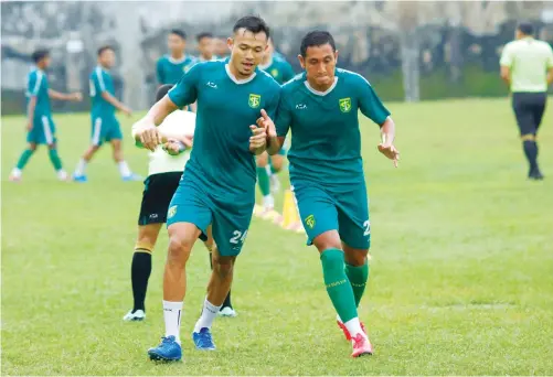  ?? ANGGER BONDAN/JAWA POS ?? DIBUTUHKAN: Arif Satria (kiri) kerap bermasalah dengan tumitnya. Dia diharapkan segera pulih agar bisa dimainkan di seri 2 BRI Liga 1.