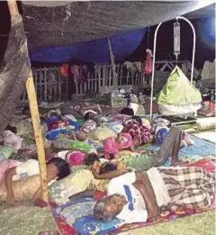  ??  ?? PENDUDUK tidur dan berteduh di khemah pengongsia­n kerana tidak berani untuk ke rumah masing-masing bimbang gegaran susulan.