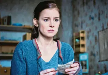  ?? Foto: Reiner Bajo, ZDF, dpa ?? Im ZDF-Mystery-Thriller „Schattengr­und“kommt die Studentin Nicola Wagner (Josefine Preuß) einem tödlichen Geheimnis auf die Spur. Gruselig!